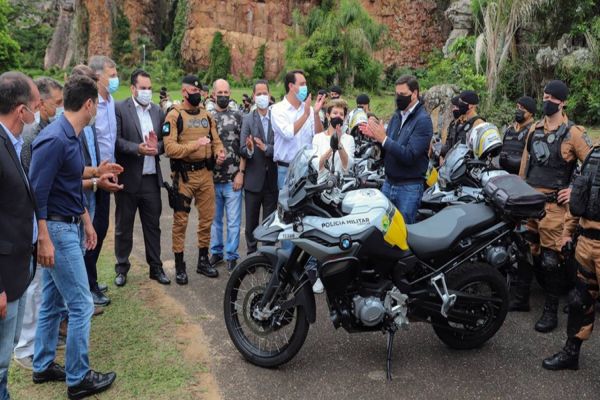 Governador entrega 155 motocicletas BMW para Polícia Militar do Paraná