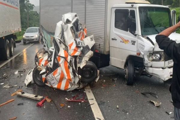 Motorista de carro morre em engavetamento na descida da serra na BR-376