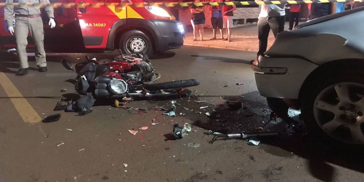 Motociclista fica em estado gravíssimo após colisão frontal no Jardim Clarito