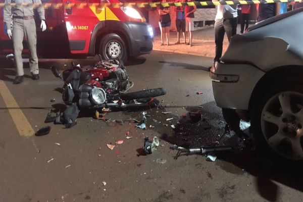 Imagem referente a notícia: Motociclista fica em estado gravíssimo após colisão frontal no Jardim Clarito