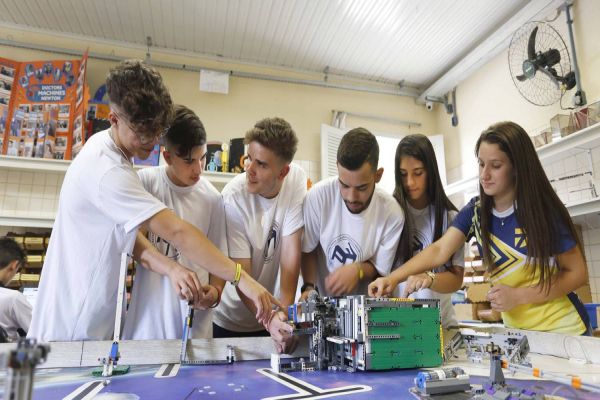 Imagem referente a notícia: Com educação financeira, robótica e novas plataformas, Paraná moderniza ensino público