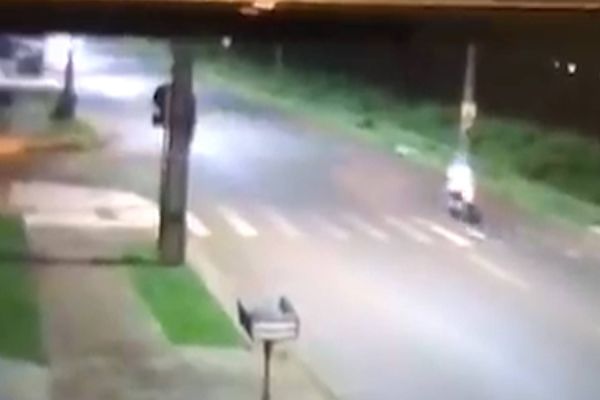 Imagem referente a notícia: Câmera de segurança registra colisão frontal na Avenida das Pombas no Jardim Clarito