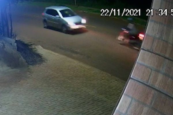 Imagem referente a notícia: Novas Imagens: Câmera de segurança registra colisão frontal na Avenida das Pombas no Jardim Clarito