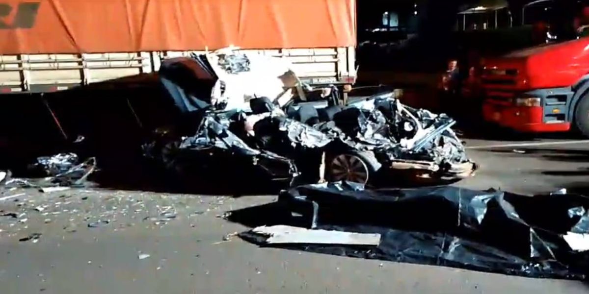 Tragédia: Carreta esmaga carro e mata duas pessoas após forte colisão de trânsito na BR-277
