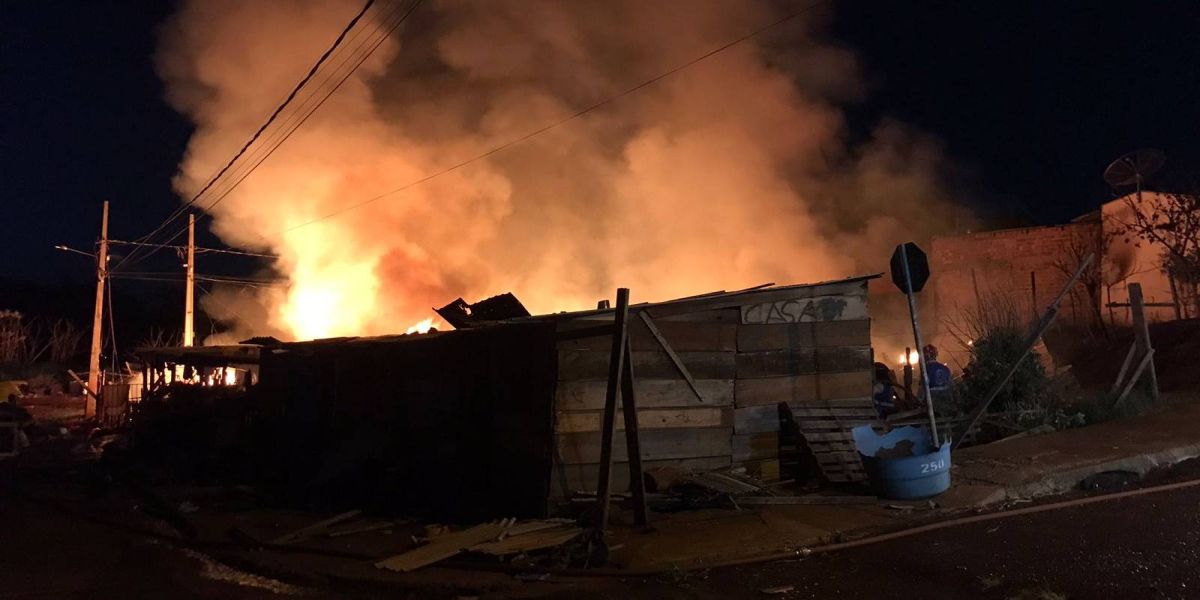 Famílias atingidas por incêndio serão acolhidas no Ginásio do Creas Augusto; Doações são bem-vindas