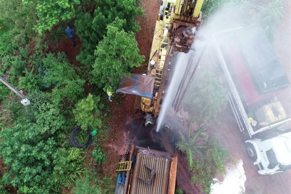 Comunidade rural comemora ao ver água jorrar de poço artesiano no interior de Cascavel