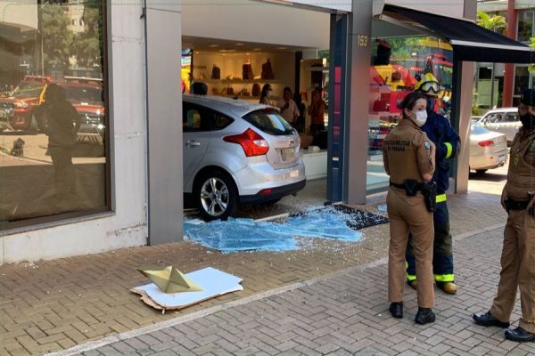 Veículo atinge três motos e invade loja no Centro de Cascavel