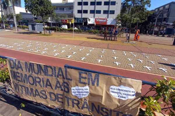 Em Memória às Vítimas do Trânsito: Cruzes são colocadas no calçadão, a dor de 61 famílias enlutadas