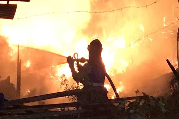 Imagem referente a notícia: Incêndio de grandes proporções destrói cerca de 18 casas de madeira no Bairro Esmeralda