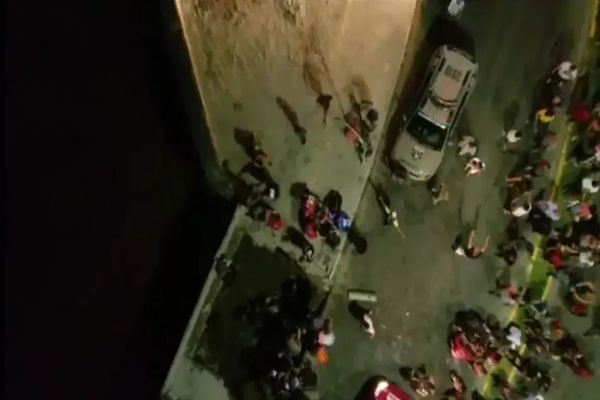 Calçada desaba e pessoas caem em rio durante evento de Natal em Joinville