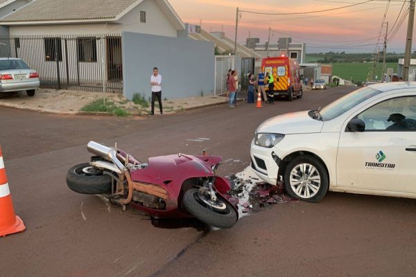 Imagem referente a notícia: Carro da Transitar se envolve em forte colisão no Loteamento Florais do Paraná