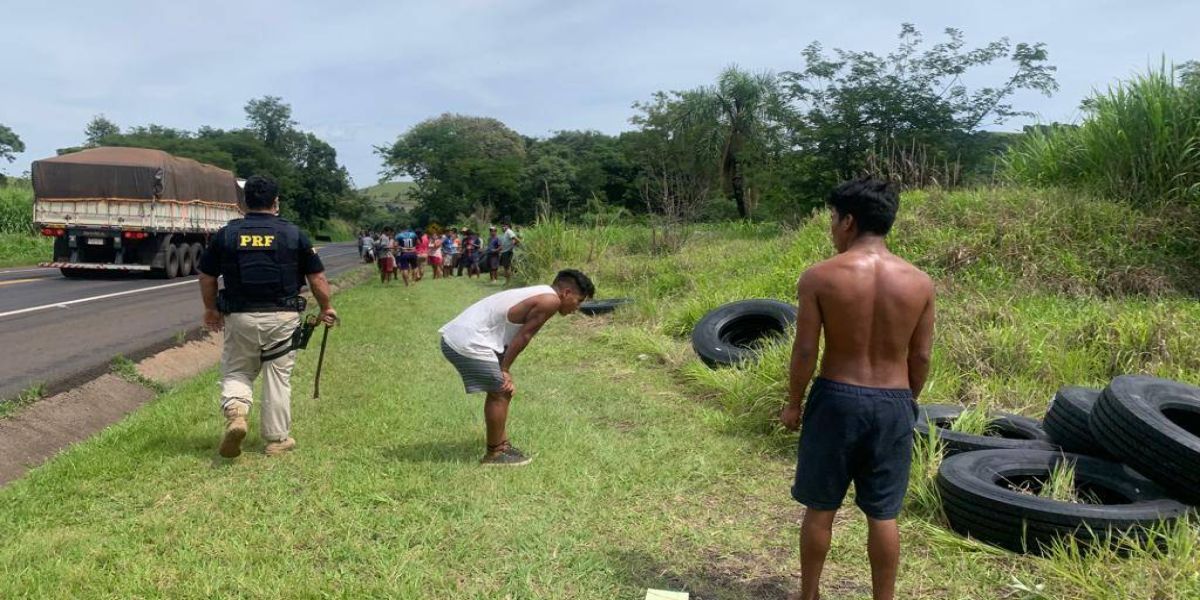 Caminhão contêiner é saqueado por indígenas na BR-277 em Laranjeiras do Sul
