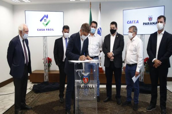 Paranhos e Ratinho assinam concessão de subsídio para aquisição da casa própria