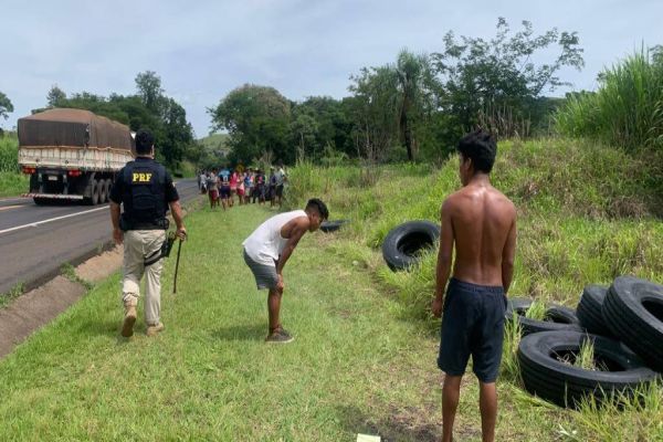 Imagem referente a notícia: Caminhão contêiner é saqueado por indígenas na BR-277 em Laranjeiras do Sul
