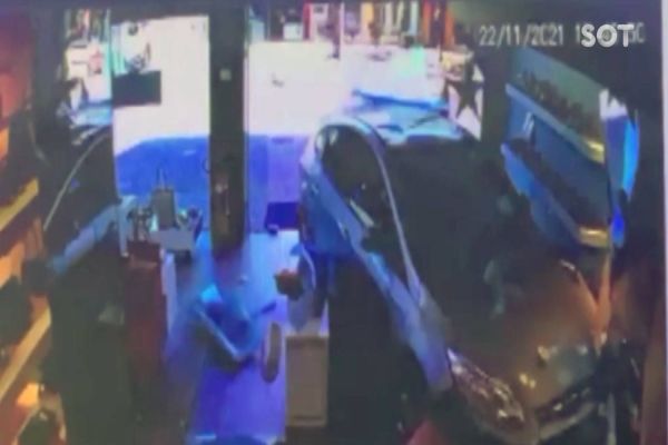 Imagem referente a notícia: Câmera de segurança registra carro invadindo loja no centro de Cascavel