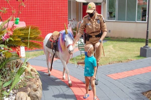 Pônei da Cavalaria da Policia Militar leva alegria e diversão a crianças com câncer na Uopeccan