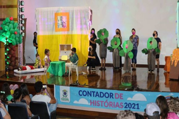 Imagem referente a notícia: Alegria dos pequenos marca a primeira noite do Contador de Histórias