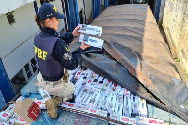 Imagem referente a notícia: Em madrugada movimentada, PRF apreende 220 mil maços de cigarros no PR