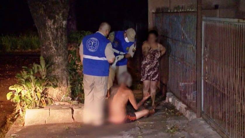 Idoso bebe ‘4 corotinhos’, tira roupa, provoca cachorro e acaba mordido