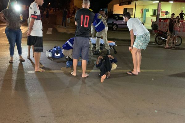 Casal fica ferido após colisão de trânsito na Rua Leonardo da Vinci no Bairro Interlagos em Cascavel