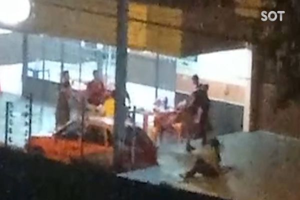 Imagem referente a notícia: Vídeo flagra momento em que Jefferson da Rosa é atingido com disparos de arma de fogo em Cascavel