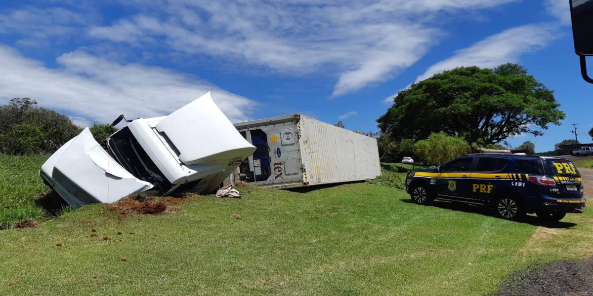 Caminhão tomba na BR-277 em Nova Laranjeiras