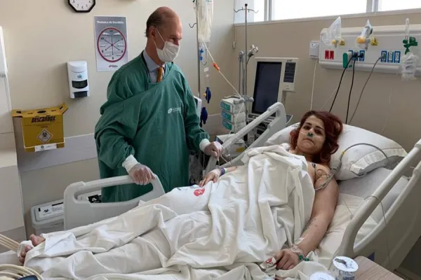Foto relacionada a notícia: Jovem passa por cirurgia para retirada de tumor de 30 kg e volta a fazer planos