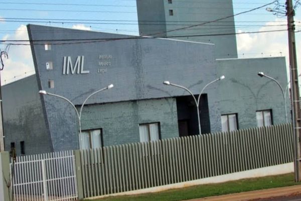 Homem é encontrado morto dentro de cemitério com crânio esmagado por um pedaço de concreto