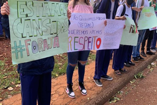 Imagem referente a notícia: Alunos do Colégio Olivo Fracaro fazem manifestação em prol de mais respeito por parte da direção