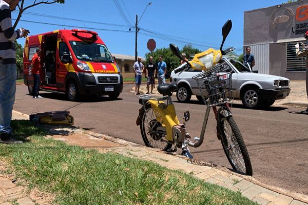 Imagem referente a notícia: Ciclista é atropelada por carro no Jardim Clarito; Para-brisas do carro ficou totalmente destruído