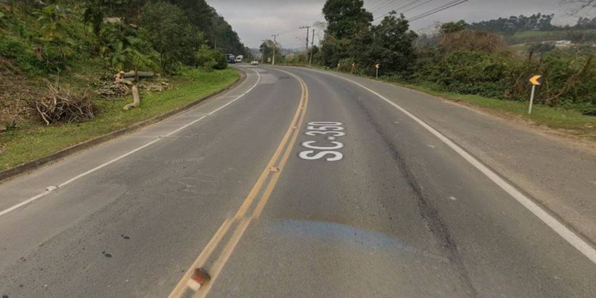 Bebê é encontrado sozinho engatinhando no meio de rodovia em SC
