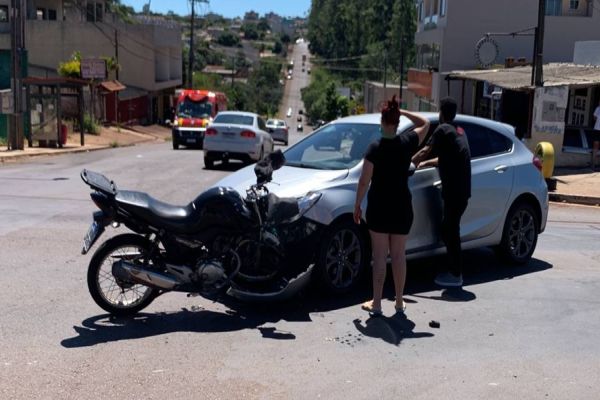 Moto fica presa em veículo após forte colisão de trânsito no Bairro Periolo em Cascavel