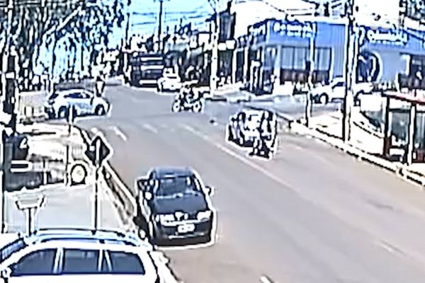 Imagem referente a notícia: Câmera de segurança registra colisão na Rua Ipanema no Bairro Periolo
