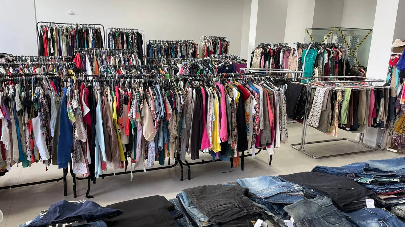 Foto relacionada a notícia: Bazar beneficente terá mais de 50 mil roupas à venda em Cascavel