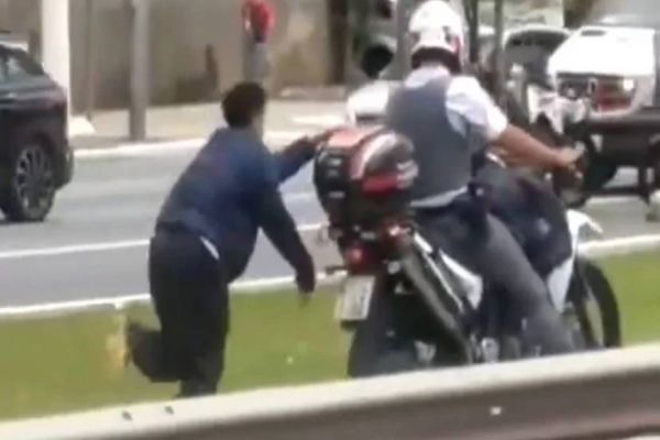 Flagra jovem é algemado e arrastado por moto da Polícia Militar em SP