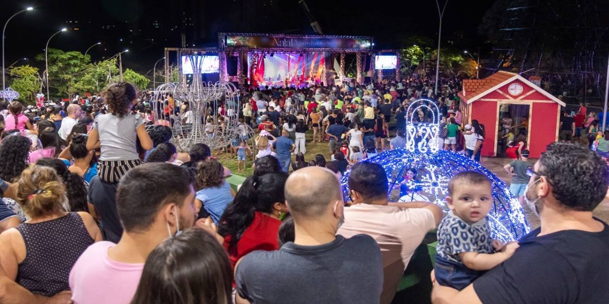 Abertura do Natal de Águas de Foz do Iguaçu e Luzes lota a Praça da Paz e encanta o público