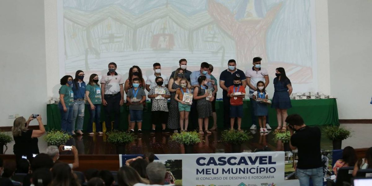 Alunos que participaram do 3º Concurso Cascavel Meu Município recebem premiação