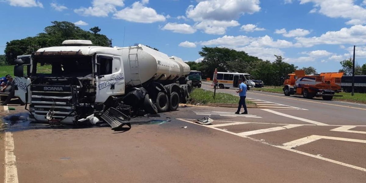 Ônibus escolar e caminhão-tanque se envolvem em forte colisão na BR-277 em Guaraniaçu