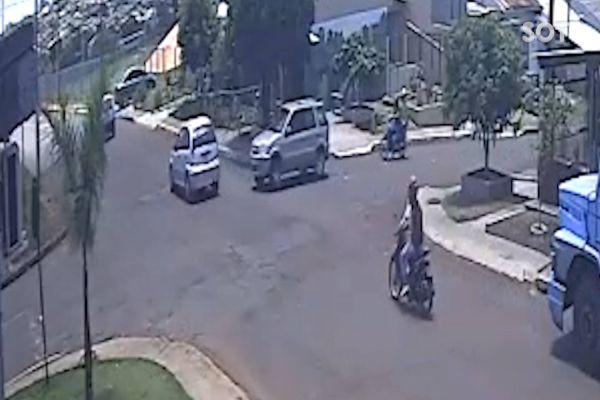 Motociclista é atingido por carro na Rua Uirapuru; Câmera de segurança registra a colisão