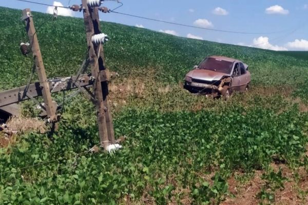 Condutor perde controle de veículo e derruba poste na PR-573