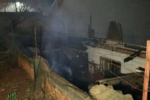 Imagem referente a notícia: Imóvel abandonado é destruído por incêndio; Fogo pode ter sido provocado por andarilho