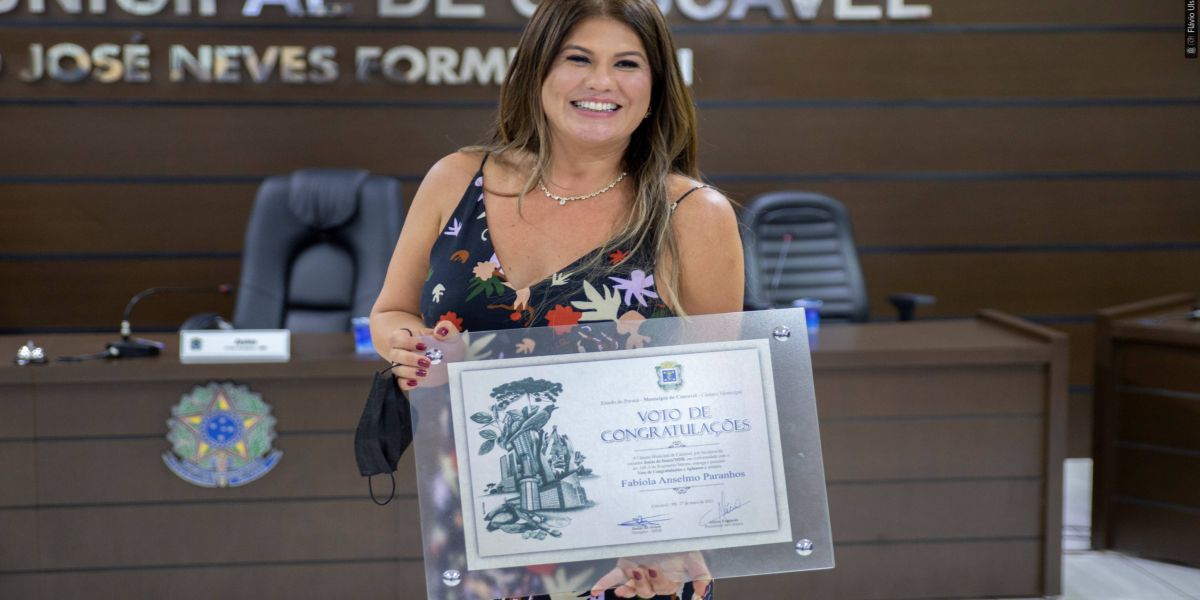 Emocionada, Fabíola Paranhos recebe homenagem na Câmara
