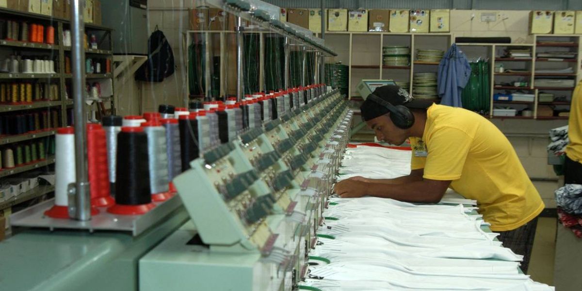 Produção industrial cai 0,6%, revela pesquisa do IBGE