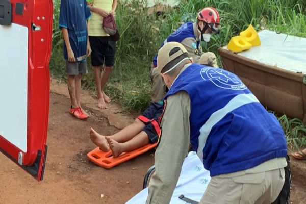 Adolescente de 14 anos fratura mão após ser atropelado no Bairro Periolo em Cascavel