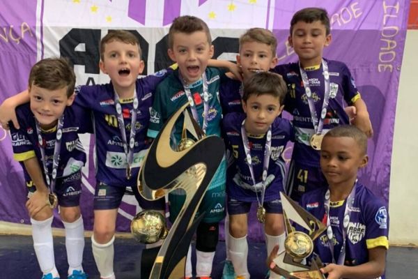 ADAF Cascavel Sub-7 levanta taça do Campeonato Paranaense de Futsal
