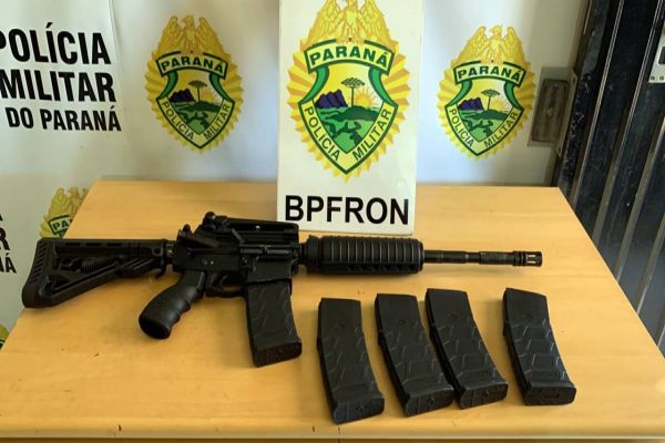 Imagem referente a notícia: Jovem de 19 anos é detida após transportar fuzil no próprio corpo em Cascavel