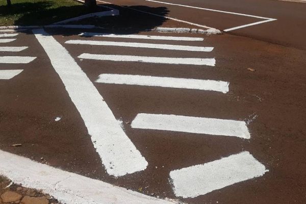 Pintura de faixas de sinalização horizontal vira piada em Tupãssi