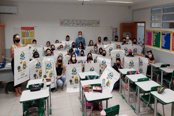Meio Ambiente apresenta a nova mascote das bolsas de ráfia do Programa Reciclar é Preciso