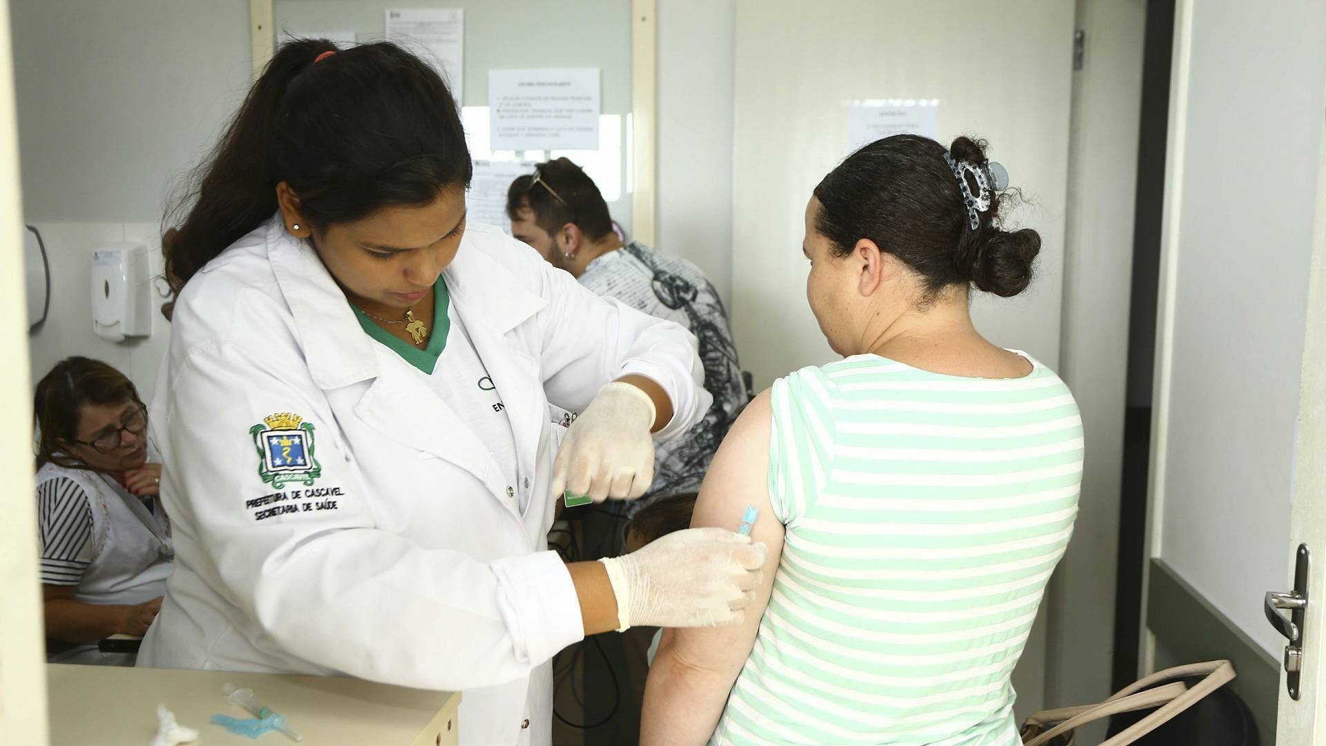 Covid-19: TCE-PR orienta municípios sobre aplicação da dose de reforço da vacina