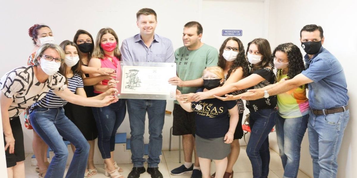 Vereador entrega Moção de Aplauso às equipes do CAP e CAS